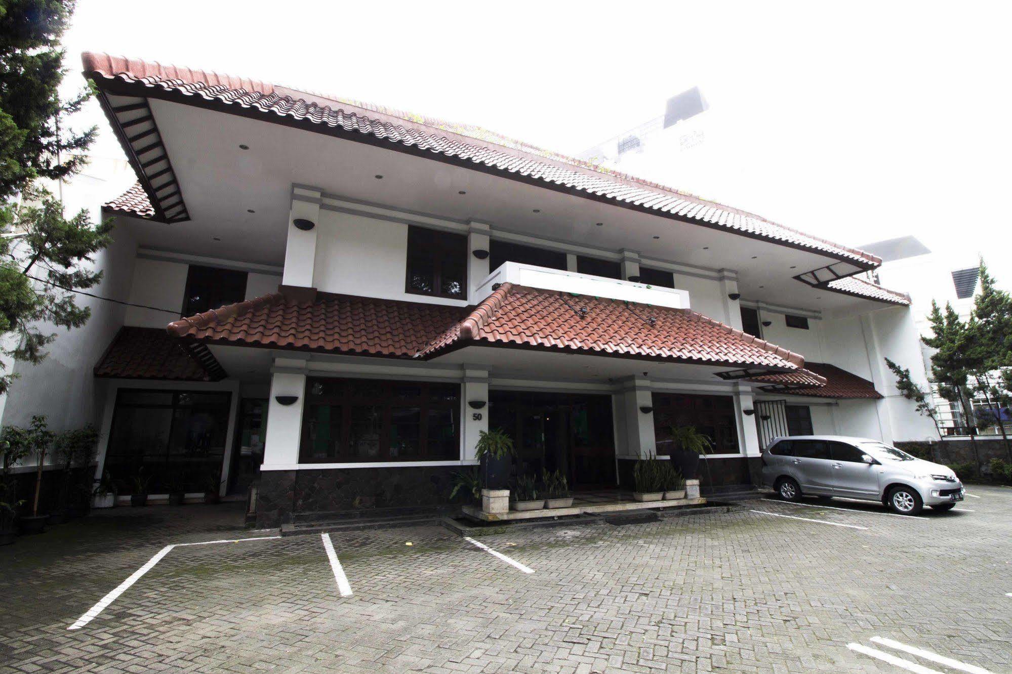 Reddoorz @ Dago Hotell Bandung Exteriör bild