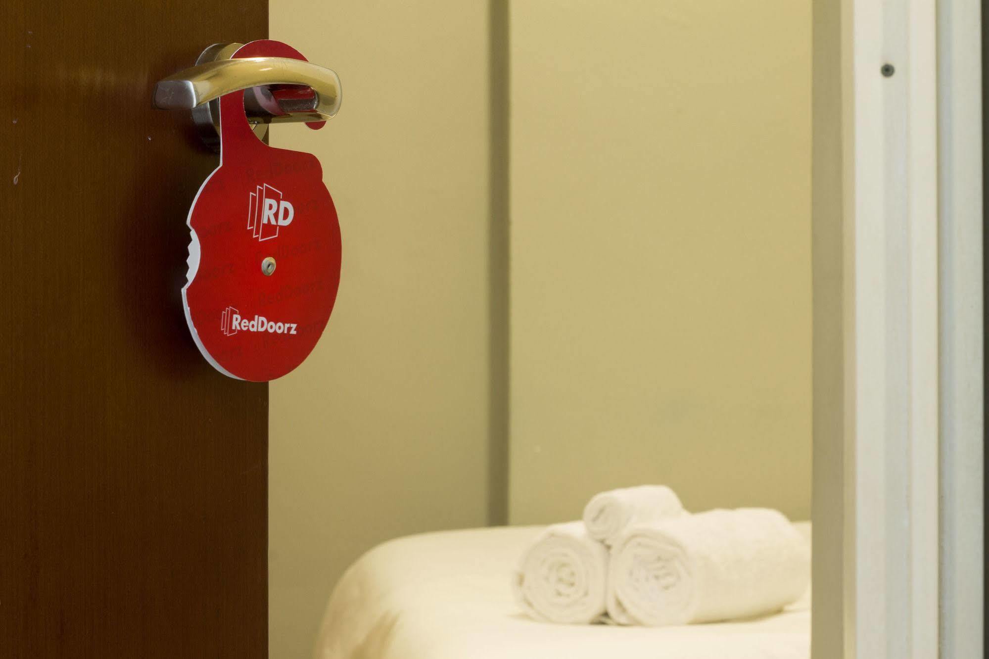 Reddoorz @ Dago Hotell Bandung Exteriör bild