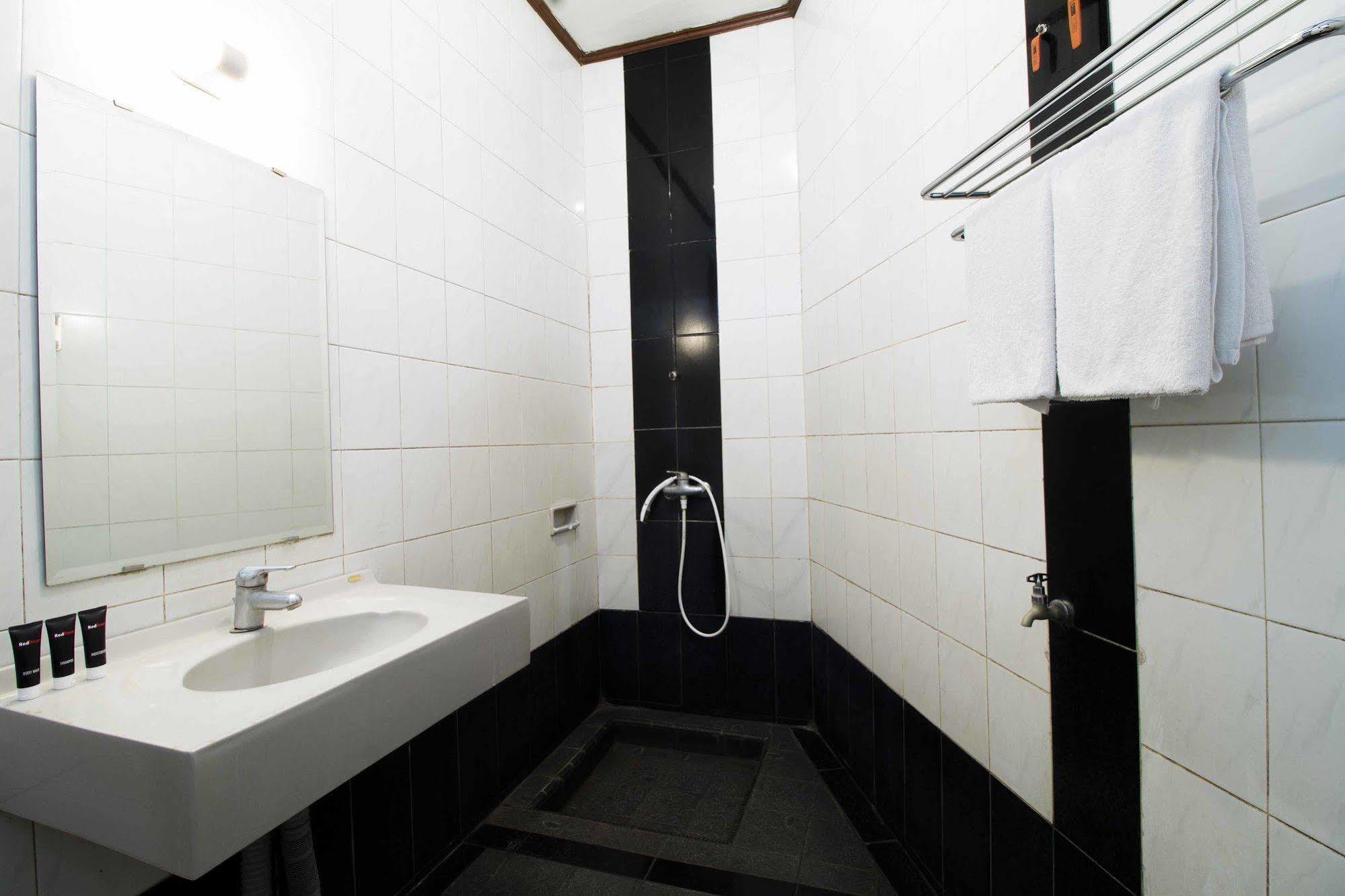 Reddoorz @ Dago Hotell Bandung Exteriör bild