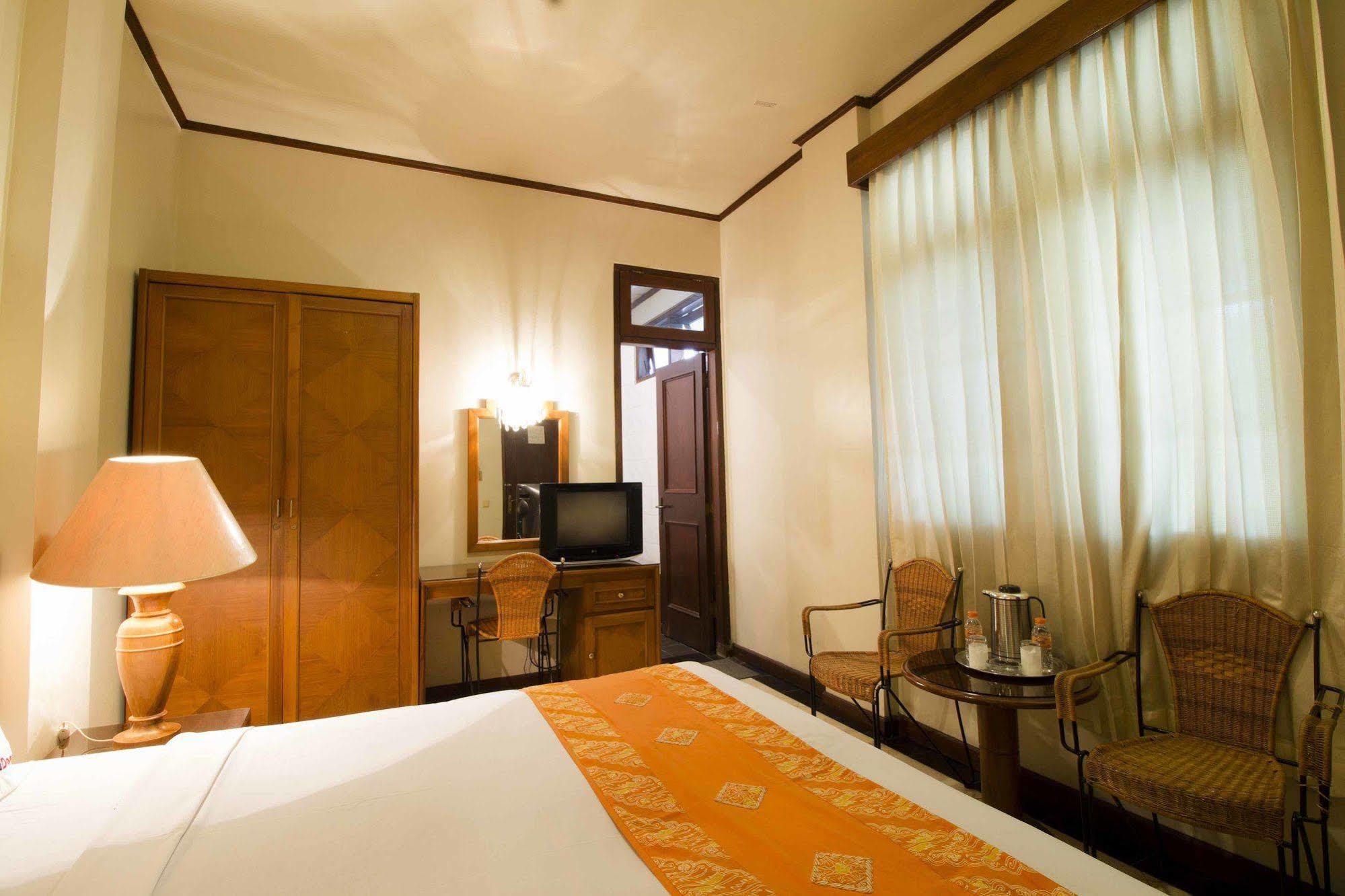 Reddoorz @ Dago Hotell Bandung Exteriör bild