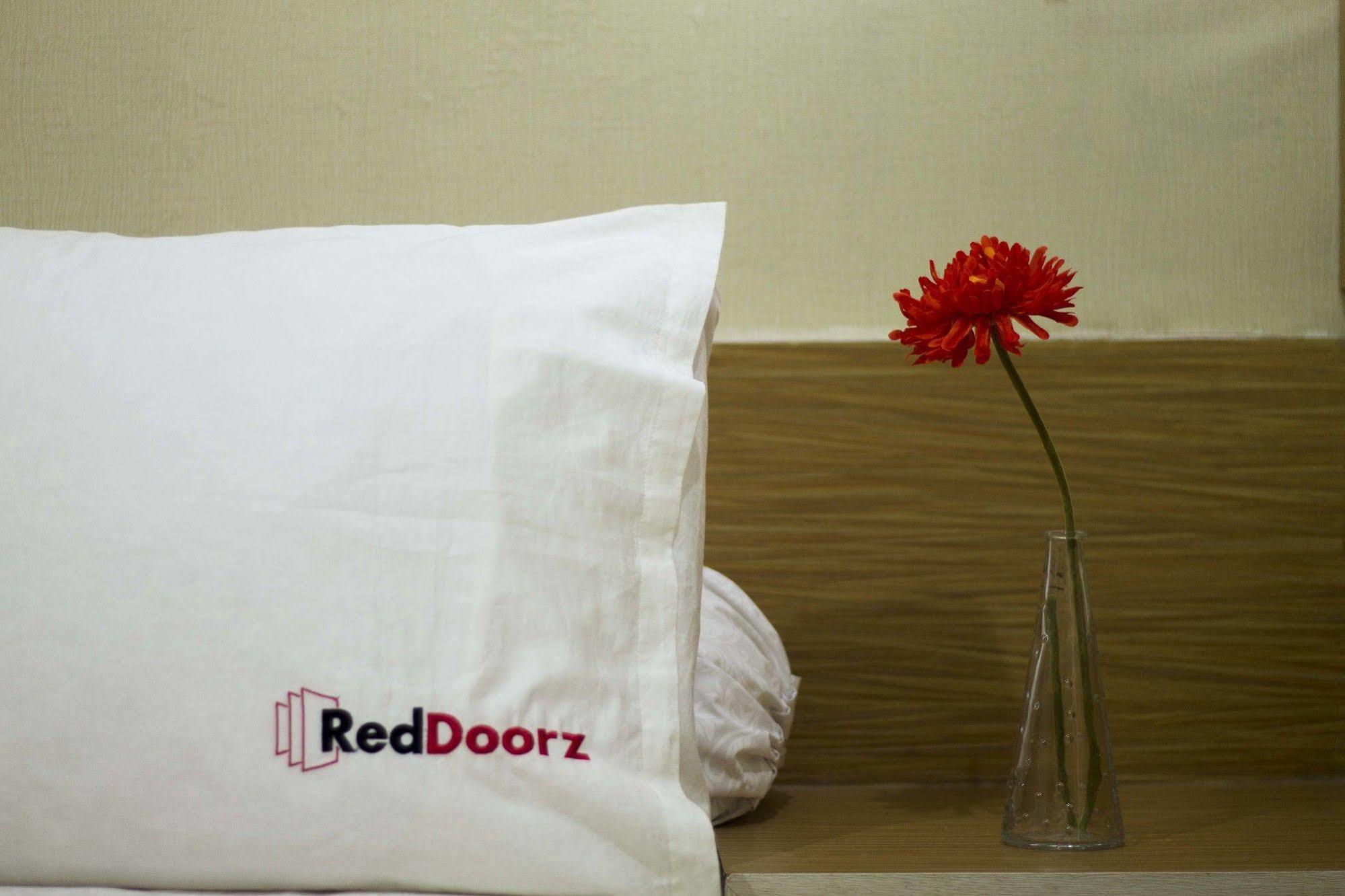 Reddoorz @ Dago Hotell Bandung Exteriör bild