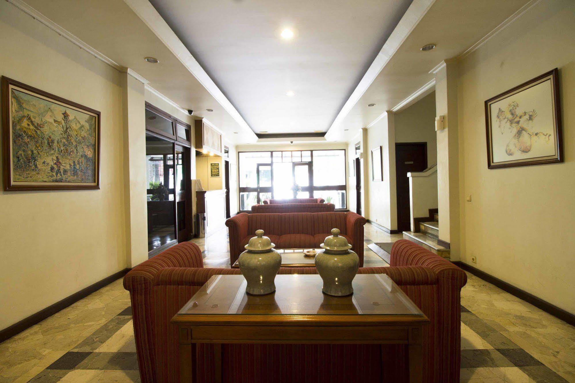 Reddoorz @ Dago Hotell Bandung Exteriör bild